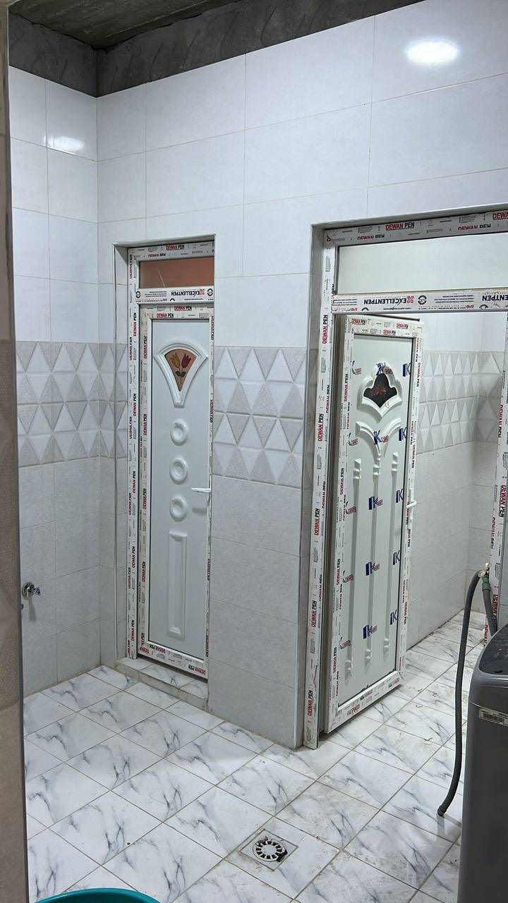 دونم مع بيتين في التنومه نهر حسن شارع الدواجن
يحتوي البيت الاول (الكبير)
بناء طابوق الطيب درجه اولى والكونكريت تسليح حديد اوكراني 
الطابق الارضي  
١-مساحه البناء ٢٠٠م 
٢-ديوان ١٠*٥ مع جبس بورد 
٣-هول ٦*٧مع جبس بورد 
٤-مطبخ ٥*٦ مع جبس بورد 
٥-غرفه نوم سويت ٥*٥
٦-غرفه نوم ٥*٤
٧-درج مجنح (ملكي)
٨-حمام 
الطابق الاول 
جميع الغرف مع الصاله والبيتونه جبس بورد 
١-غرفه نوم سويت ٩،٢٥*٤،٥ عدد ٢
٢-غرفه نوم ٤،٥*٤،٥
٣-غرفه نوم ٥*٤ عدد ٢
٤-هول ٦*٧
٥-درج دائري 
٦-يفصل اليبتين منور ١،٥*٤
٧-حمام 
يحتوي البيت الثاني 
١-مساحه البناء ١٧٠م
٢-استقبال ٤*٥
٢-هول ٤*٥
٣-غرفه نوم سويت ٩*٥
٤-موزع مع مطبخ داخل الموزع 
٥- درج دائري 
٦- بيتونه+مخزن +سطح مفصول عن البيت الكبير 
٧-حمام 
الحديقه  مساحه الحديقه ٢١٠٠م 
١-نخل برحي عدد ٢
٢-نخل بريم عدد ٢
٣-نخل خصب عدد٢
٤-نخل خضراوي عدد ١ 
٥-سدر (نبگ) عدد ٤ 
٦-مخزن ٤*٦
٧-مجموعه صحيه خارجيه حمام + تواليت 
٨- سقيفه كي سبان 
٩-سقيفة سطح البيت
 السعر ٦٥٠ وبي مجال

استفسار: ***********
