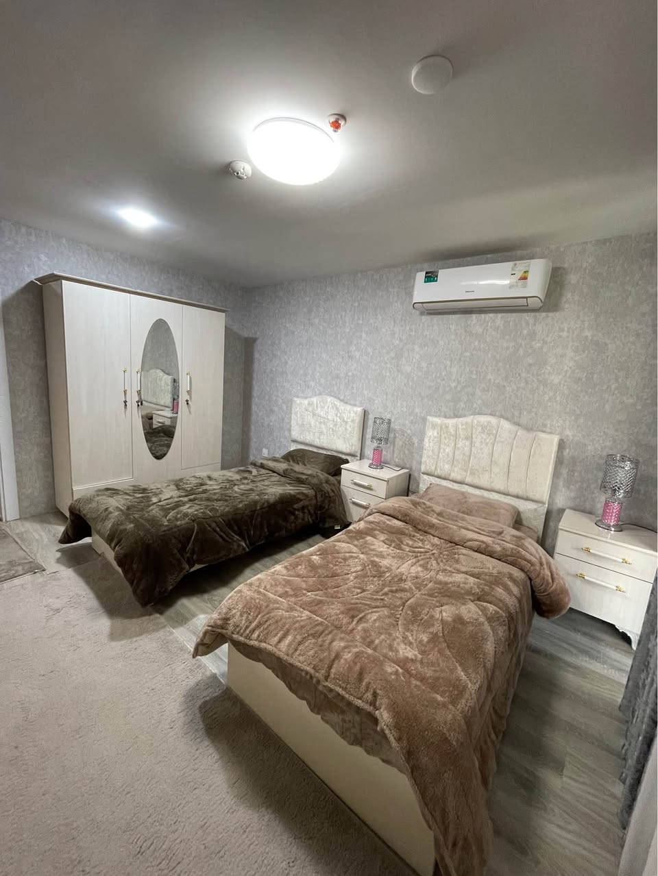 شقة مفروشة VIP للإيجار 
غرفتين و صالة 
المساحة ١١٠م 
طابق ٢ داخلي مشروع 
٢ حمامات 
——————-
شووقەی ڕاخراوی VIP بۆ کرێ
دوو ژوور و هۆڵ
دوو توالێت و حمام 
ڕووبەری ١١٠م 
تابق ٢ سەر حدیقەی مەشروع

بۆ زانیاری زیاتر 
0750 374 77 27 أربيل, العراق
