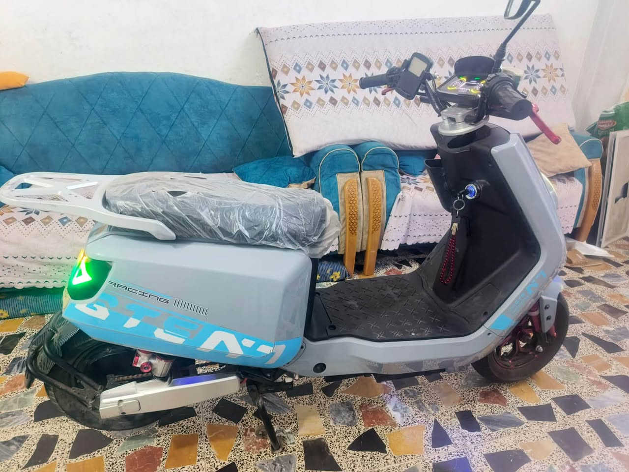 دراجه مستعمله للبيع استعمال اقل من 2 شهرين اخت الجديدة
المواصفات :
6 سته بطاريات كرافين + ملف 1500 + دبلات و ويل كب رياضي + تاير جوبلس + حساس انذار للسرقه 

الدراجه نضيفه تجي و تشوف و تفحص و وصل الضمان وياهه اشتريتهه من مؤيد طيارة 
مكاني بغداد حي القاهره للبيع سعرهه 800 الف للاتصال ***********
