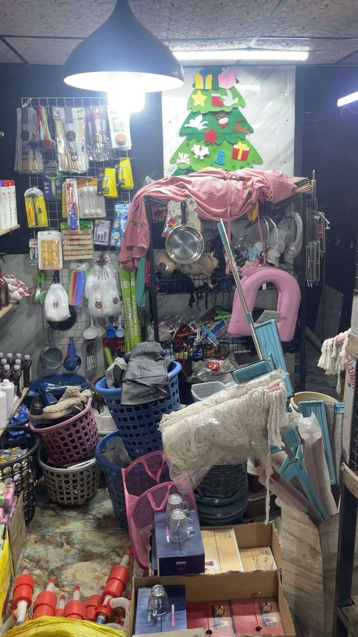 السلام عليكم يوجد اغراض محل للبيع اغراض منزليه وكوزمتك وكآمل محيطاته مكان دوره حي صحه قرب اسواق ليمونه للأستفسار هاذ رقم ***********
