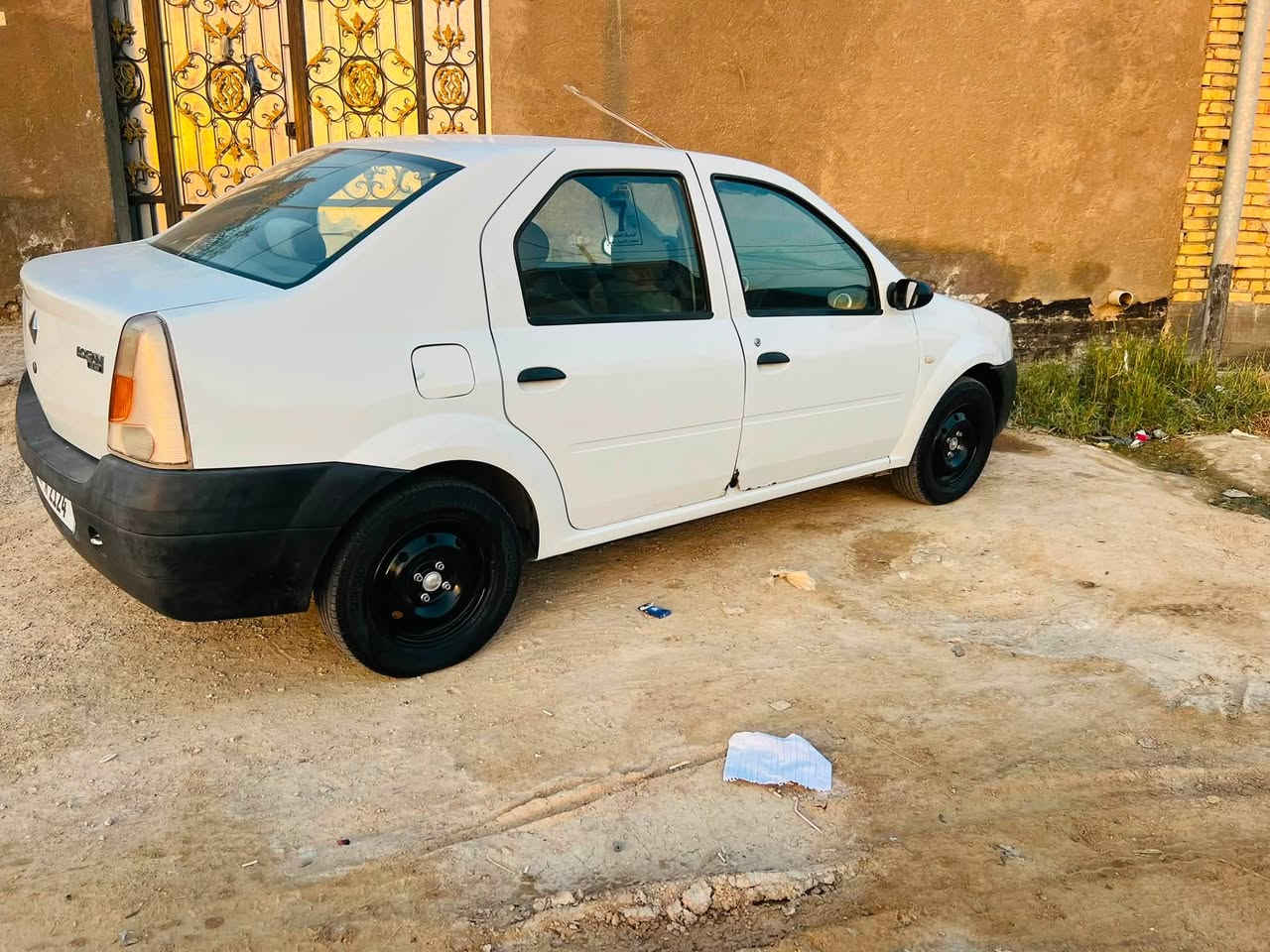 رينو لوكان موديل 9 رقم مثنى إنكليزي بسمي سياره مكينته تنقص ودخن حداديه جديده تايرات انظاف تبريد شغال سياره مكفوله من الظربه دواخل جديده بيها خياسات بل اطرف بيبان السعر 37 وبيه مجال ‭***********‬
