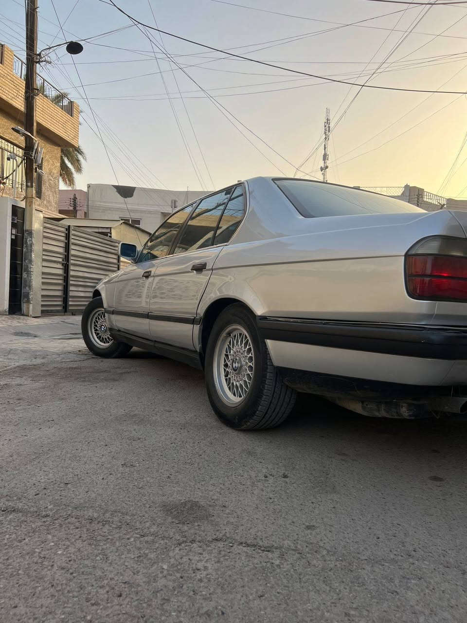 للبيع 730i مفتوح موديل ١٩٩٠
تبريد شغال حداديه نص عمر 
مكينة كير جديدات 
دوشمه جديده 
السياره بيه ملاحظات بصيطه 
السعر 55ورقه بيه مجال 
***********
مكان السياره بغداد
