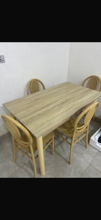 ميز طعام مع اربع كراسي مستخدم شهر للبيع سعر 100 مكان الاعظمية قرب شركة...