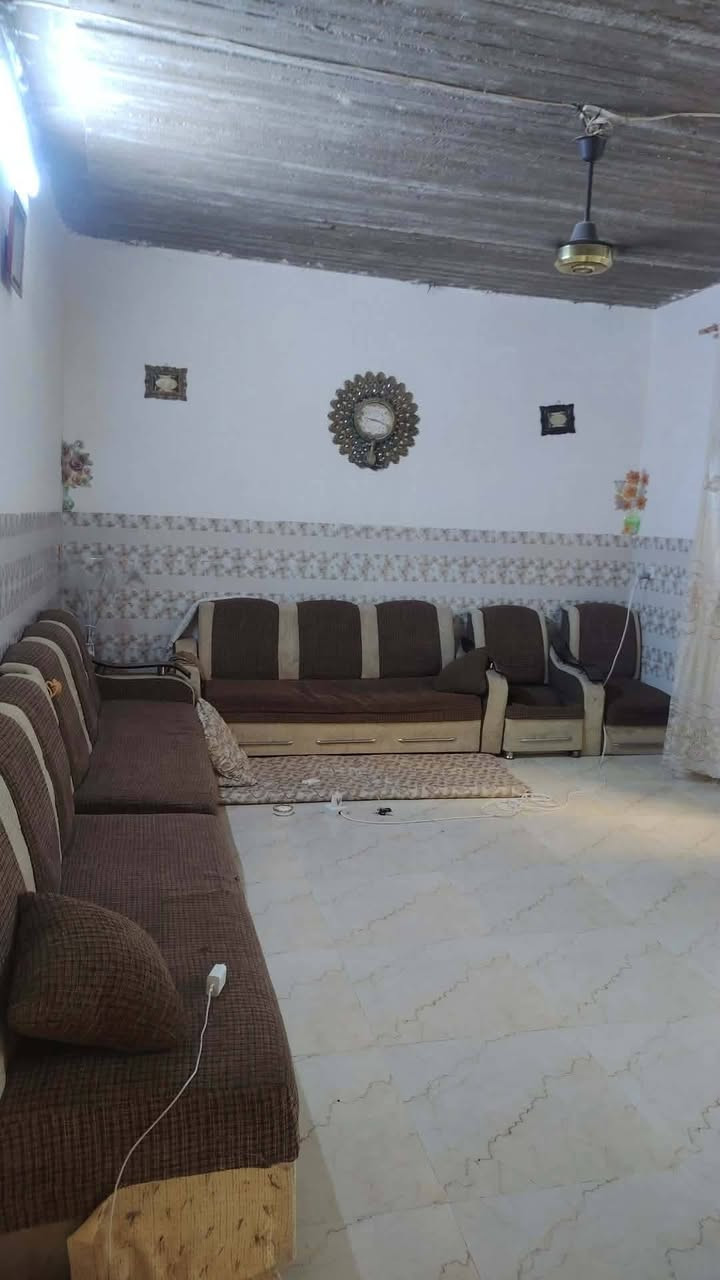 بيت للبيع في الجانب الأيمن منطقة حليله البيت يتكون من غرفتين نوم وهول واستقبال وصحيات خارج وداخل وحديقة وكراك سياره المساحة 230 متر الرقم ***********
