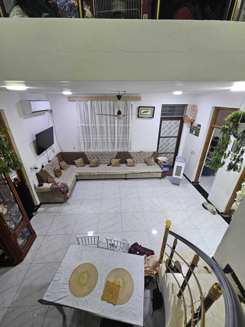 السلام عليكم بيت طابو صرف ٢٠٠ متر في مجمع الرواد شارع ١٢ رقم الوحده ٣٠٠٧ غرفتين منورين هول داخلي استقبال مجمعين صحيات بيتونه بيت جديد را رطوبه ولا اي عيب بي بيت جدا نظيف السعر ٩٧ بي مجال مطلوب للمصرف العقاري  ١٠٠ قسط الشهري ٥٤٠ تخم والمطبخ هدية ويا البيت
***********
