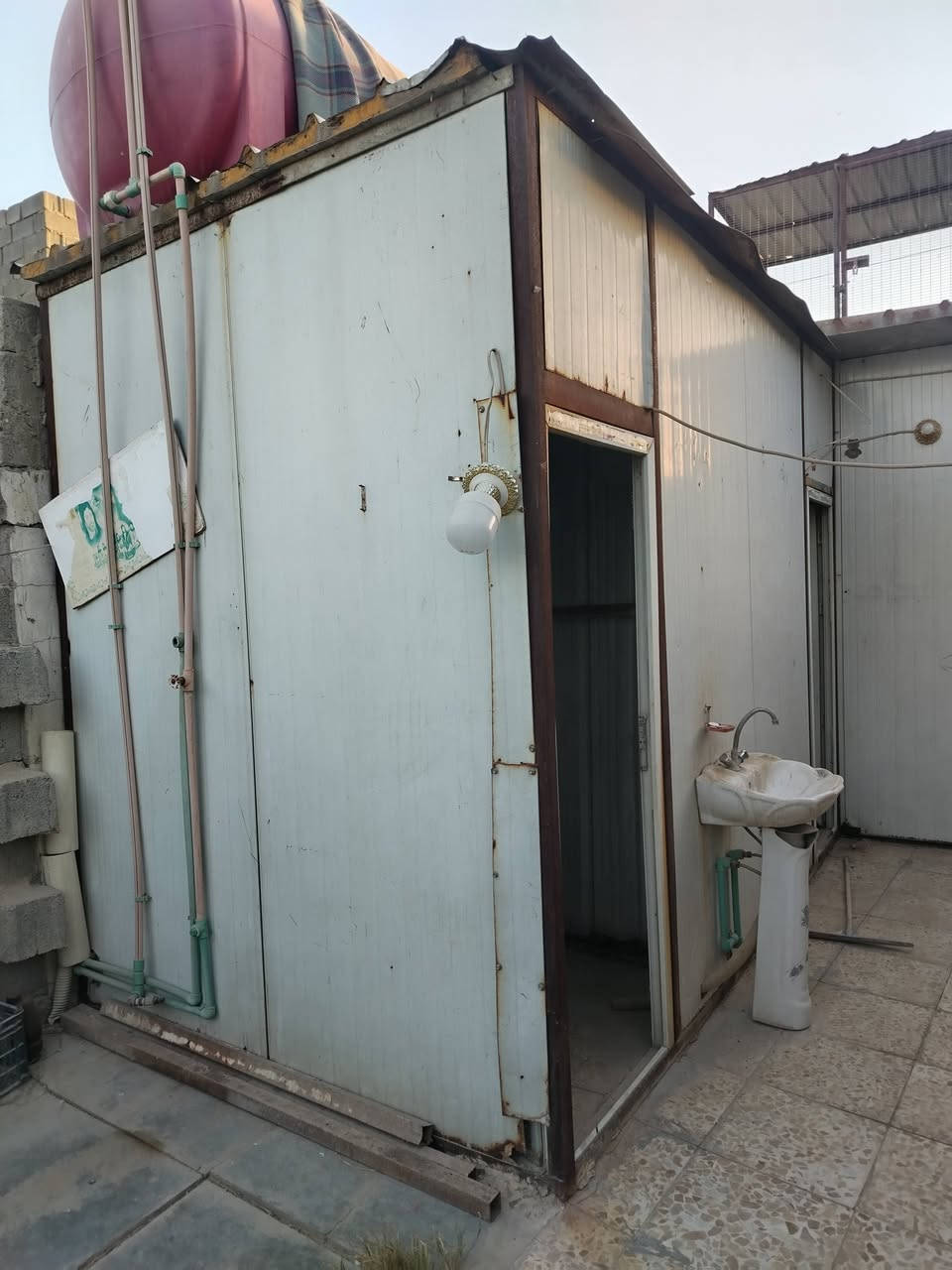 السلام عليكم سندويج للبيع كما موضح بصوره مكاني مدينه الصدر *********** متر ب٦
