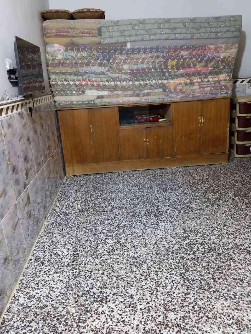 السلام عليكم دار للبيع 100متر الواجه 5 والنزال 20الموقع الزعفرانيه مقابيل حي الزهور كاع ناضم الطيب سند 25 يسجل بتسجيل العقار البيت استقبال وغرفت نوم ومطبخ وصاله البيت حلو السعر 100 وبي مجال ليحب يتواصل على هذا الرقم ***********

