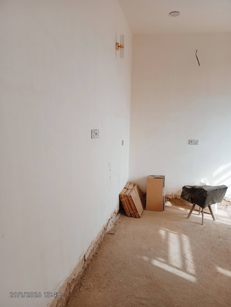 دار للبيع مساحر 100م  واجهة 6*16ونص البيت طابق ونص غرفة فوك وسقف الطابق الثاني سندويج  في منطقه شهداء البياع قريب شارع مولد رزاق العامري بيت كامل الخدمات رفت تسليح  مجاري امل الشريف   بواري ماء اصلية تركي  كهربائيات واير اصلي اردني فتنكات كلها اصلية بيت شغلة مرتب ونضيف  نقص بس ارضيات  اي استفسار أتصال على الرقم بي واتساب ***********
