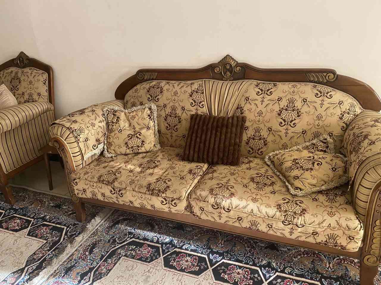 تخم تركي مكون من عشر مقاعدنظيف جدا .العامرية***********
