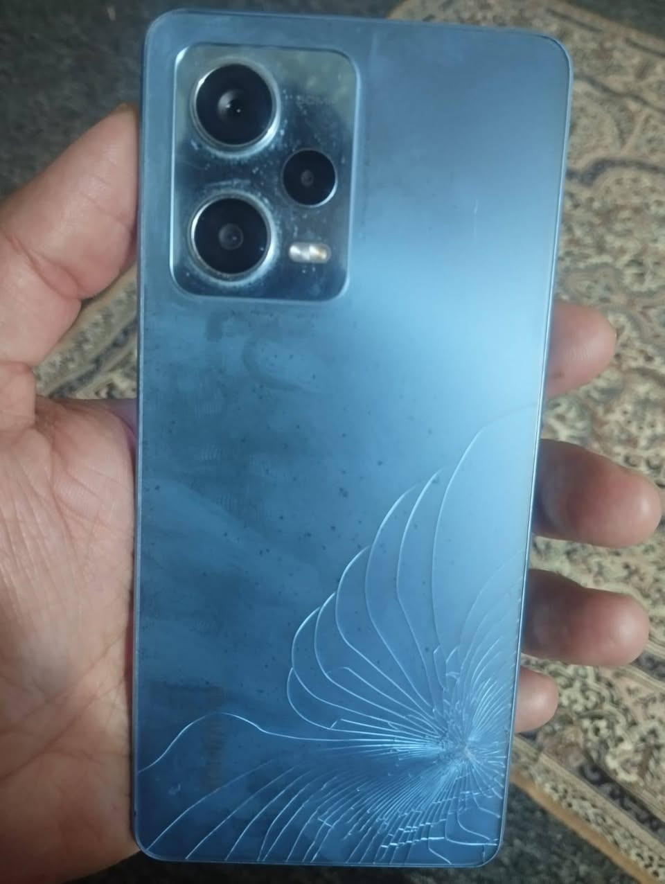 هاتف Redmi not 12 pro 
مواصفات 
ذاكره 256GB 
ذاكره عشوائيه 8GB+5 
الضرر 
الضهر مثل ما موضح 
الشاشه مبدله 
السعر 140 الف وبي مجال للشراي 
الرقم : 
***********
او على الخاص
