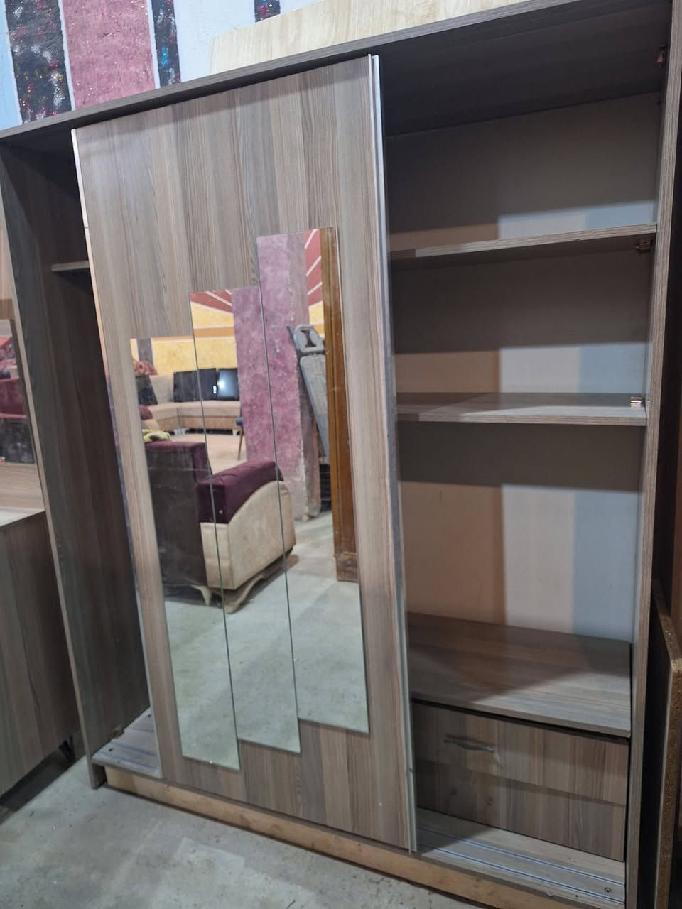 السلام عليكم...
كنتور خشب صاج نجاره مع ميز تواليت مع تخت جربايه
كنتور تركي بابين سلايت مع ميز مرايه مع كومدي
كنتور اطفال بابين 
نضيفات بدون ضرر
الصويره شارع السبيس مقابل حسينية ائمه البقيع
***********
