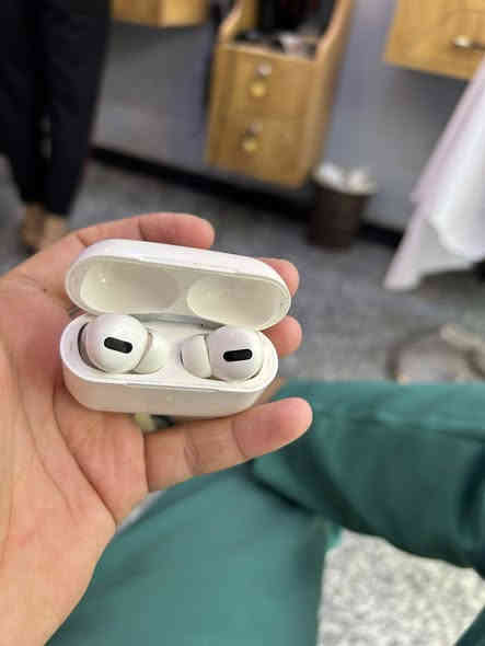 سلام عليكم 
ايربود الاصلي الاصلي تجي تفحص بيدك 
مكاني بغداد الكاظمية 
***********
