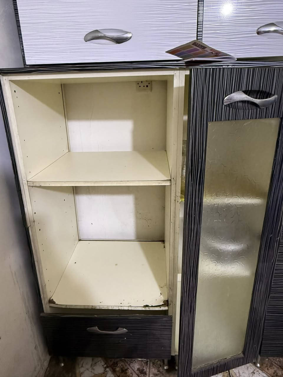 كاونتر تركي مع طباخ للبيع
كاونتر كدامكم ناقصة بس باب زاوية وباب للسنك الكاونتر نضيف كاونتر خشب اصلي وما بي شي وكلشي بي شغال مكاني زيونة 
السعر 100 الف وبي مجال رقم : ***********
