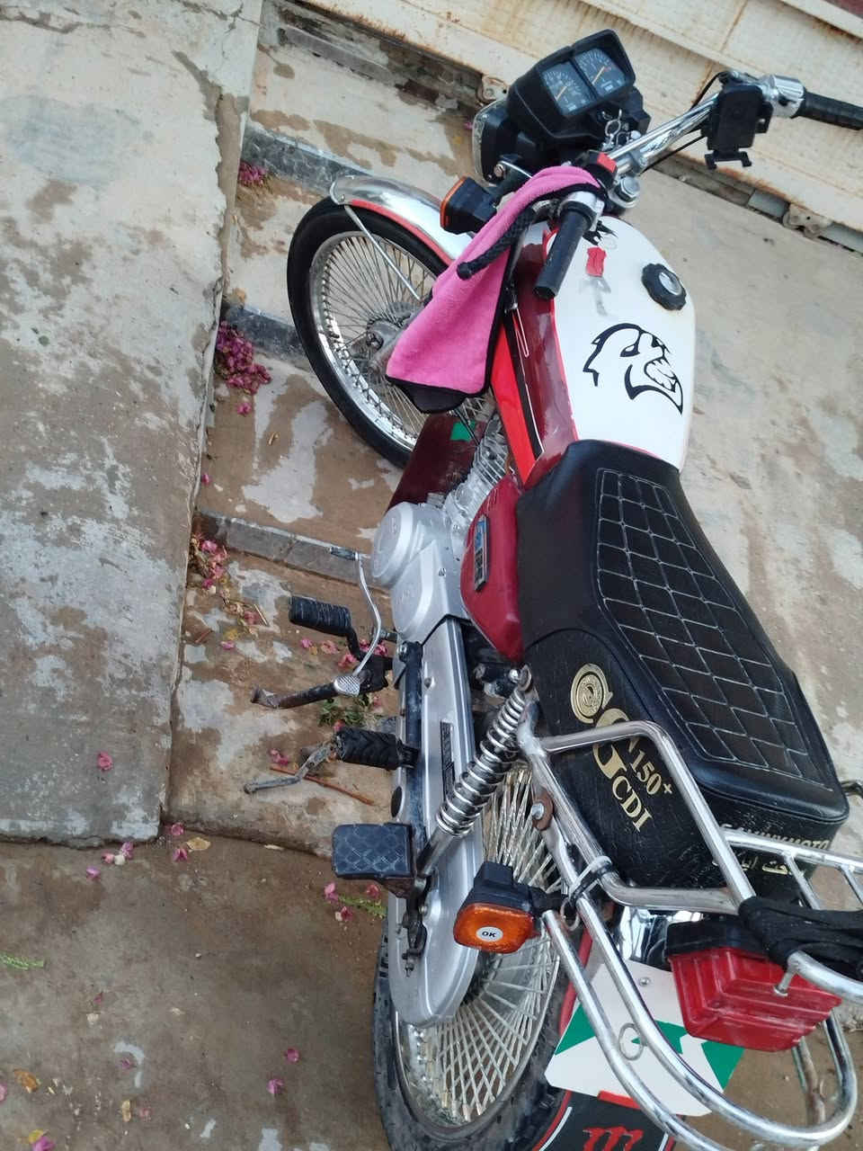 دراجه تايكر 21 خير من الله 
 مجفته  صار يومين ع سحك بعدها 
كابريتر جديده 
ماگنيت جديد
كهربائيات كلها شغاله خير من الله 
اشاير 
لايت 
بك لايت 
هورن كله شغال 
نقصها فقط باتري ضعيف  دراجه خير من الله 
مكاني ديالى بعقوبة حي المعلمين 
 شراي اتصل ***********
