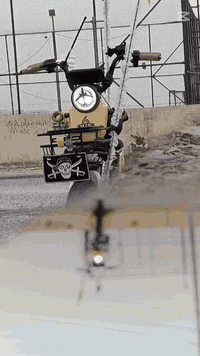 السلام عليكم خوان ماتور شحن للبيع نظيف عندك بس العشائر مبدله ابو جوال كشن اللي يقعدون عليه سائق مكسور والكفرات رقم الهاتف ***********
