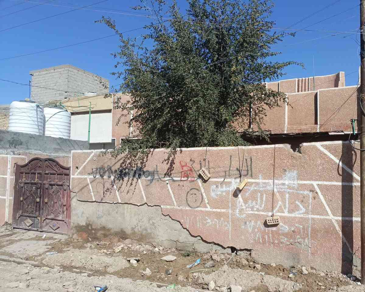 بيت في منطقة الأربع التالاف خلف سوق الاولى القديم مباشر مساحة البيت 200 عدد الغرف 4
استقبال مطبخ  صحيات ‏‪***********‬‏ ‏‪***********‬‏
