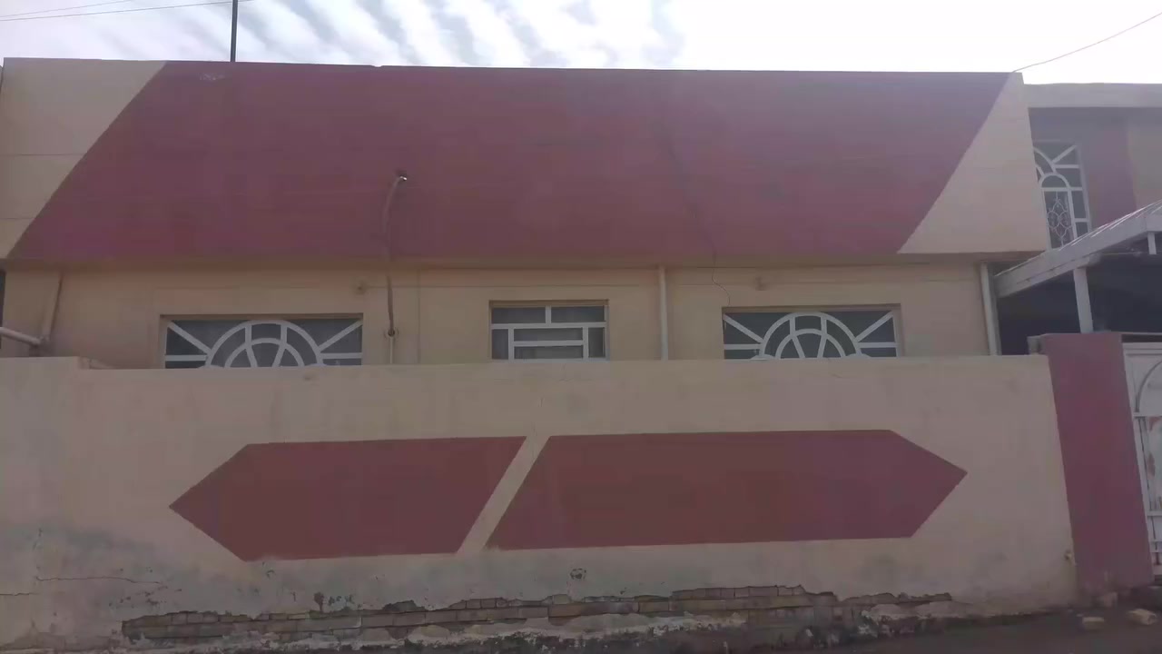 العنوان حي الغدير مقابيل حي الشرطه نزلت مطعم غانم الحسناوي بيت البيع مسحت البيت 140 متر طبوزراعي سنذ 25 السعر خاص تصل على الرقم ***********
