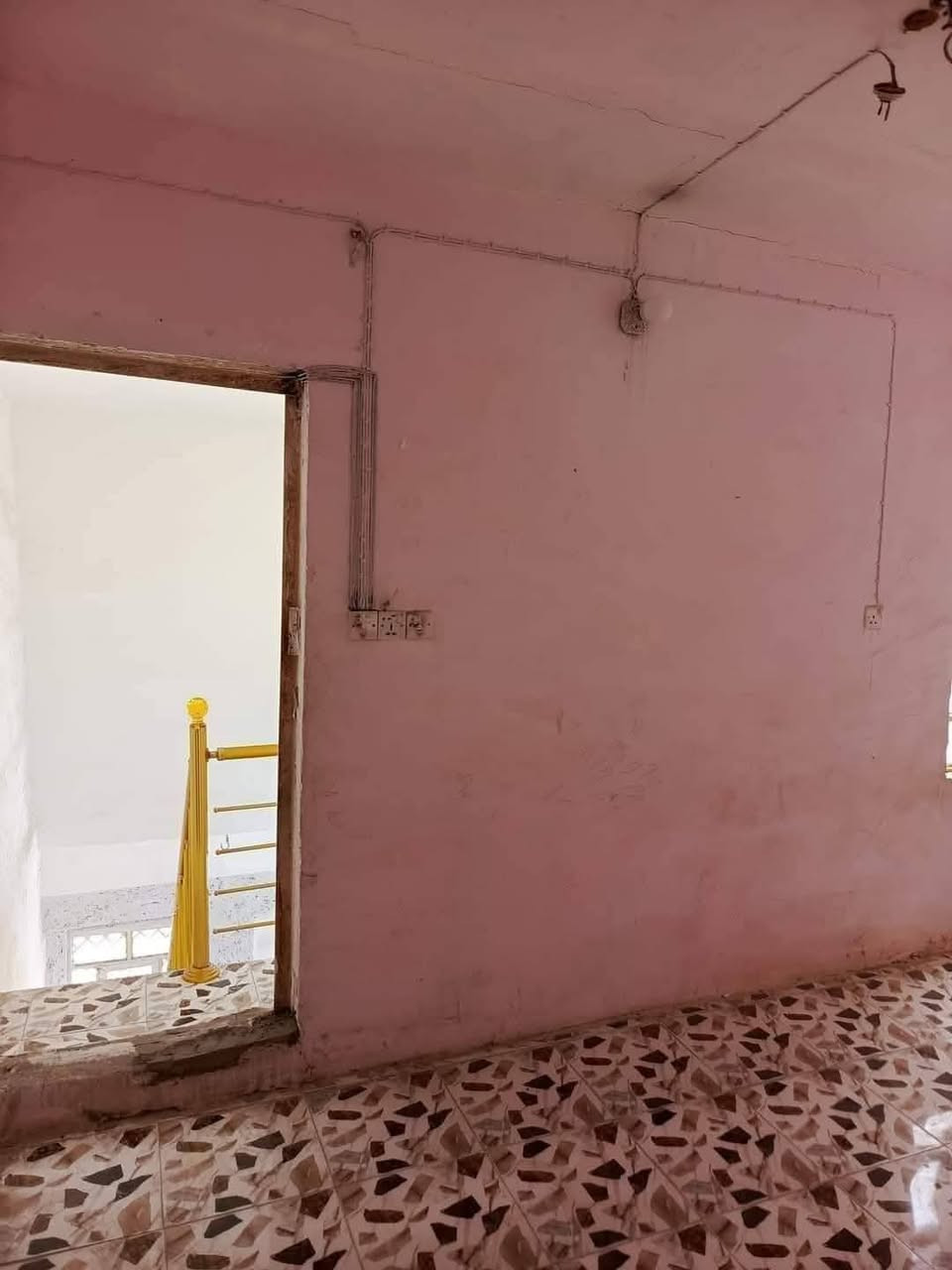 للإيجار 
بيت 50 مترطابقين للايجار جديد ومرتب وحلو حي ميسان شارع الجامع قرب السوك طابقين يتكون من مطبخ وحمام وصاله وغرفتين وحده فوك والثانيه جوه وبيتونه  البيت جاهز للسكن تانكي ماي خط مولده وكيزر
ايجاره 300
 ***********
