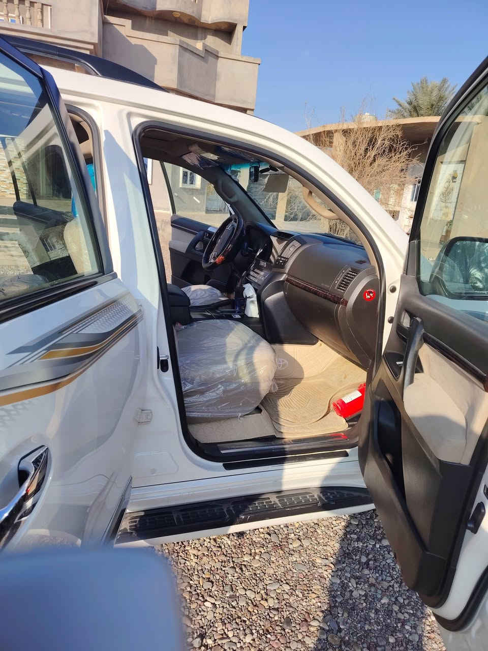 السلام عليكم ..
سياره لاندكروز ..
موديل 2010..
كير + محرك شرط .. .  GX.R
V6
رقم مميز
السعر .330
الاتصال على الأرقام .***********
***********
