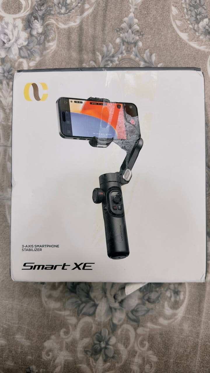 السلام عليكم
جهاز osmo مانع اهتزاز 

بي اربع وضعيات تصوير 
1- وضع التتبع الافقي: يعني يتحرك وياك الموبايل يمين او يسار 
2- وضع الرؤية الشاملة: يعني الموبايل يتبع حركتك في جميع الاتجهات 3D لتصوير تفاعلي 
3- وضع القفل الكامل: يعني يثبت الموبايل بأتجاه واحد تماماً مهما حركت ايدك مراح تتغير زاوية التصوير 
4- وضع الانطلاق السريع: يعني يستجيب للشغلات الي تتحرك بسرعة مثل تصوير حركات رياضية او سريعة 

وبعد بي وضعيات تضهر من تربطة بالتطبيق 

المواصفات 
• يمنع الاهتزازات تماماً اثناء المشي او الركض 
• تتبع ذكي بالذكاء الاصطناعي يتعرف على الوجة و الجسم ويتحرك تلقائي علمود يبقيك بنص الكاميرا 
• التحكم بالاشارات يعني تگدر تبدي التصوير او توقف التصوير بأشارة وحدة بأيدك 
• البطارية 2600 مللي أمبير يعني تشغيل مستمر لمدة 10 ساعات 
• التنقل التلقائي بضغطة زر: يعني التبديل بين التصوير الأفقي (لليوتيوب) والتصوير العمودي (للتيك توك والريلز) بضغطة زر واحدة.
• تطبيق خاص: يعمل بالتوافق مع تطبيق AOCHUAN على أندرويد وآيفون لفتح فلاتر سينمائية وتأثيرات ذكية.

السعر 50 ألف


**إذا كنت صاحب هذا الإعلان وتريد حذفه لأي سبب، رجاءا أرسل رسالة إلى الدعم الفني**