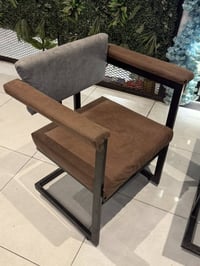 ٥٠ كرسي • ٢٠ قطعه تخم