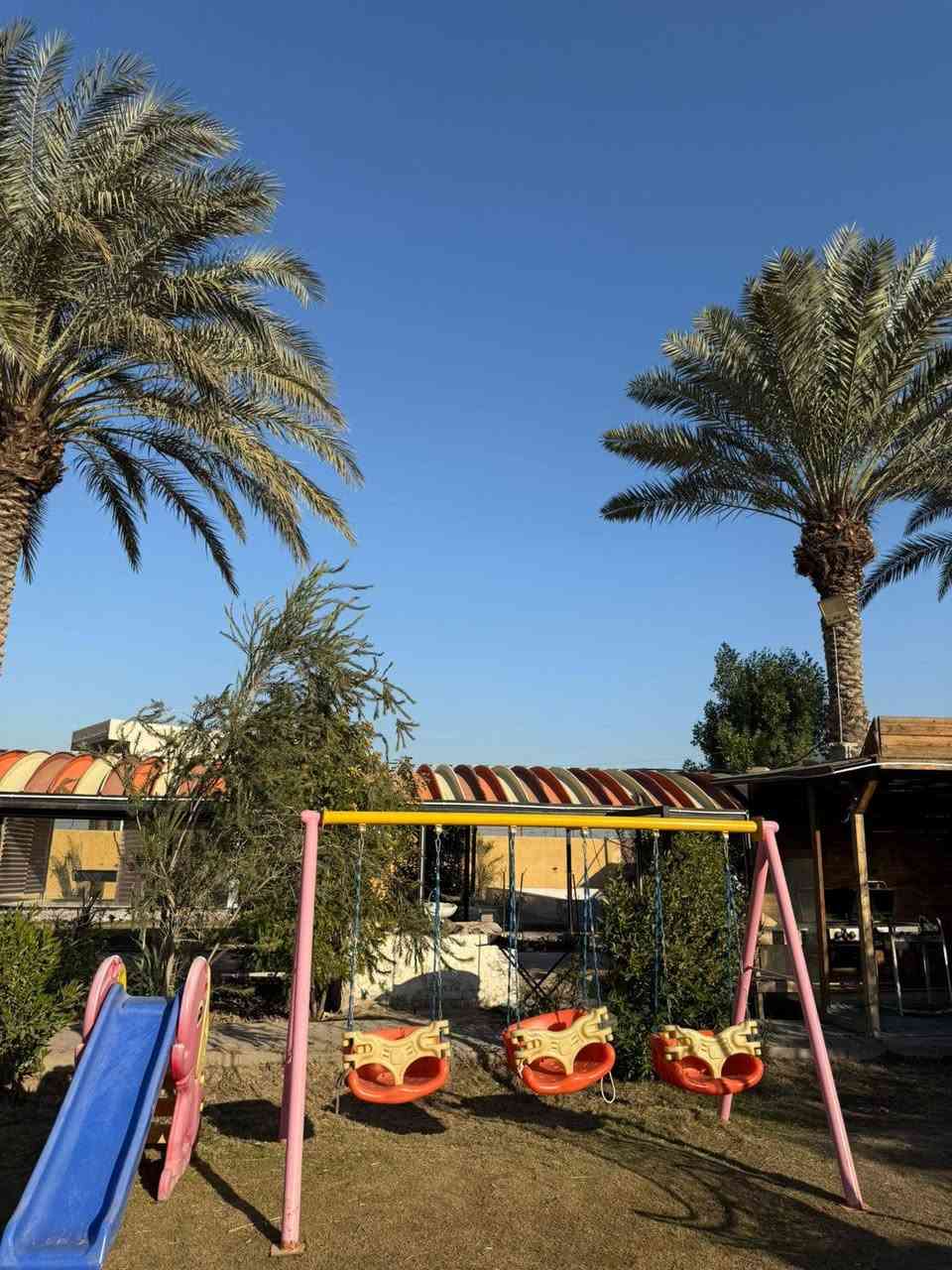 مزرعه بيت اهلنا
***********
دونمين
الدوره البوعيثه قرب المجزره
عدد الاشخاص ٢٥ 
الاطفال لل١١ سنه مجاني
سعر الاضافي لكل شخص ١٥ الف
عوائل وشباب
يوجد مسبح للاطفال 
دونم فقط للحدائق
توجد اربع جلسات خارجيه وعربيه
توجد مراجيح واماكن للكعدات
يوجد باربكيو
توجد بليارد فيشه منضده طائره تنس 
٣ عدد غرف النوم
حمامات داخليه اثنان 
وخارجيه اثنان
يسمح بدخول الديجي
يوجد انترنيت فري مجاني
اليوم يبداء من الساعه ٧ صباحاً الى ال ٦ مسائً الشفت الصباحي
يبدا الشفت المسائي من الساعه ال٧ مساءً الى الى ٨ مساءً
اليوم الكامل من الساعه ٧ صباحاً الى ٨ صباحاً ثاني يوم
