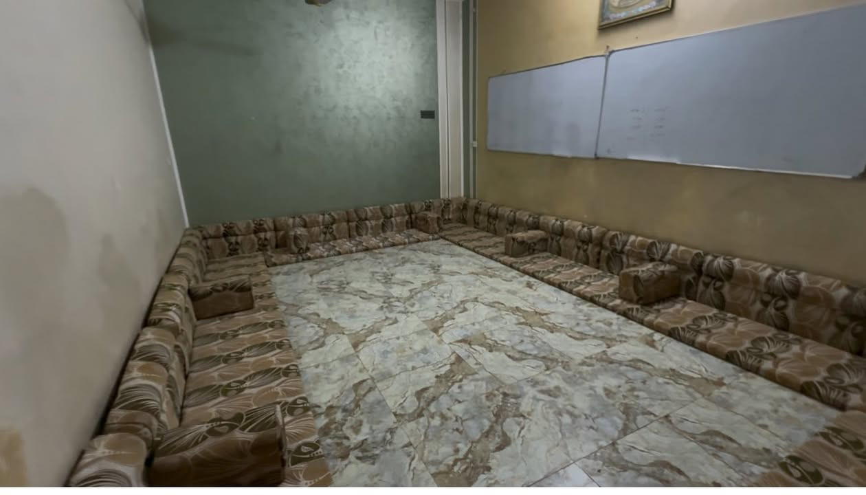 للبيع بيت 200 متر 
حي اور قرب مدرسة الجماهير 
طابقين مسلح حديث 
الطابق الاول ( غرفتين صاله استقبال مطبخ صحيات داخليه وخارجيه مناور عدد 2 كلدور ) 
للاستفسار الاتصال على الرقم ***********
