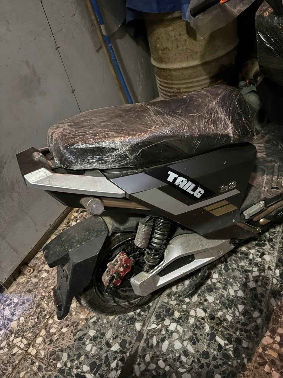 دراجة تايلج t73 غنية عن التعريف
اول شي الدراجة بيها حادث بسيط تجي وتشوف بعينك 

دراجة فول اذا ماتعرف نوعية الدراجة اسأل عليها 
ماطور نظيف 
1.الملف ٣٠٠٠ نحاس اصلي 
2.عدد البطاريات 6 كبار شركة تايلج اصليات شرط 
3.الشحن يمشيك 100 كيلو واكثر شرط 
4.السرعة 87 حقيقي شرط 
5. بريكات هايدروليك مانع انزلاق
6. بصمة تشغيل عن بغد دبل  وسويج دبل بصمتين 
7. منفذ شحن اشارة يمنه يسره ودبل اشارة 
السعر ٧٠٠ وبيها مجال ان شاء لله 
متوفر خاص او واتساب (***********) العنوان بغداد الجديدة شارع المسبح
