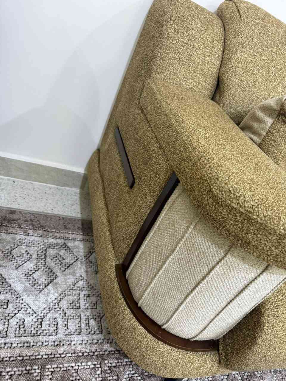 السلام عليكم تخم شغل عراقي نضافة 98%‎ لا كسر و لا شك مقعد ثلاثي عدد 2 و مقعد احادي عدد 2 للبيع 475 و بي مجال مكاني بغداد المهدية الثالثة رقم ***********
