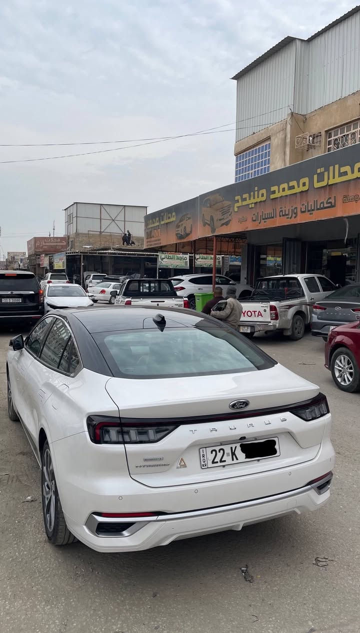 فورد تورس تيتانيوم 2024 (Ford Taurus Titanium) - وكالة القاصد
السيارة بحالة الوكالة وتحت الضمان، مواصفات رسمية كاملة (أعلى فئة).

⚙️ المواصفات الميكانيكية والأداء:

 المحرك: 2.0L EcoBoost (تيربو) يولد قوة 232 حصان.

 ناقل الحركة: أوتوماتيكي 8 سرعات (التحكم عن طريق قرص دوار فرار).

 نظام الدفع: أمامي (FWD) مع نظام توفير الوقود الممتاز (15.3 كم/لتر).

✨ أبرز مواصفات فئة الـ Titanium الخارجية والداخلية:

 السقف: بانوراما بالكامل.

 الإضاءة: أنوار أمامية وخلفية LED مع شريط إضاءة نهاري مميز، ومرايا جانبية كهربائية تطوى تلقائياً.

 العجلات: جنوط ألمنيوم قياس 19 إنش مكحلة الخاصة بفئة التيتانيوم.

 الشاشات: شاشة ترفيه ضخمة قياس 13.2 إنش تدعم Apple CarPlay و Android Auto + لوحة عدادات رقمية بالكامل قياس 8 إنش.

 المقاعد: مقاعد جلد فاخرة مع تحكم كهربائي بالكامل للمقاعد الأمامية.

 الرفاهية: شاحن لاسلكي للهاتف، نظام تكييف أوتوماتيكي ثنائي المناطق مع فتحات خلفية، تشغيل عن بُعد، ودخول ذكي بصمة.

🛡️ أنظمة الأمان ومساعدة السائق (باقة السلامة المتكاملة):

 رادار أمامي ونظام منع الاصطدام المبكر مع فرملة طوارئ.

 نظام تثبيت السرعة التكيفي (كروز كنترول).

 نظام تحذير الخروج عن المسار والمحافظة عليه.

 نظام مراقبة النقطة العمياء (BLIS).

 كاميرا خلفية وحساسات أمامية وخلفية كاملة للمساعدة على الركن.

السعر : 285 وبيها مجال بسيط
***********
