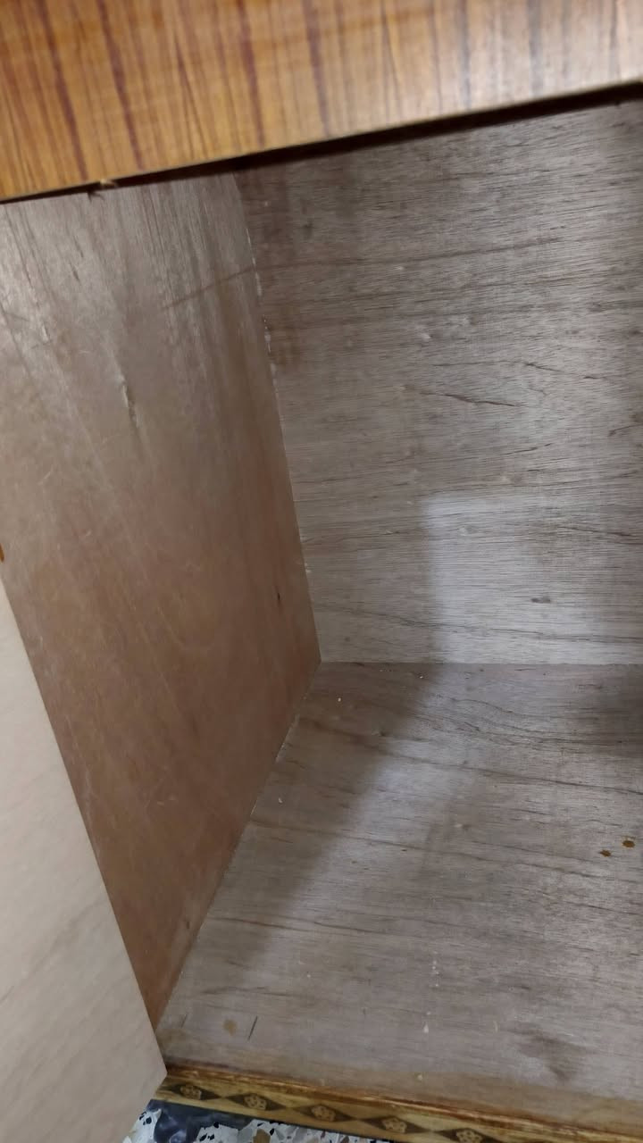 بوفيه احطاطه للبيع طولها مترين نضيفه فول السعر 160 وبيها مجال *********** العنوان دلي عباس شارع البلدية
