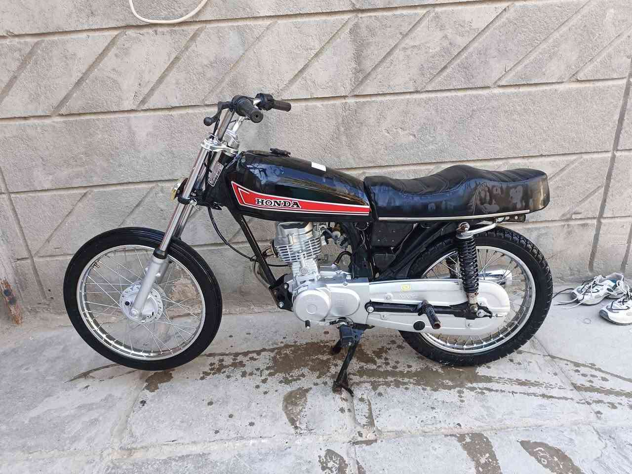 السلام عليكم دراجه للبيع توها معمره صار شهرين مكينه نامه ما مفتوحه كلك كلك  لدراجه سعرها 550قفل قفل مكاني ناصريه مركز ***********
