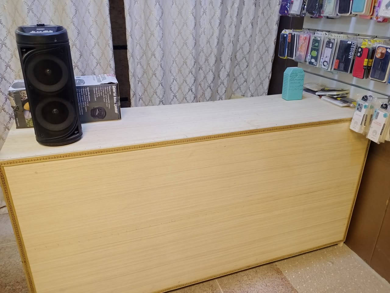 يالله سلام عليكم غراض محل كفرات شواحن اكسسوارات مثل ماتشوفون بعينكم وياهن ميز ولوح تعليك مع 80 هوك كله جديد للبيع شلعه وحده ب 650 بدون عمله الشراي يتصل على الرقم *********** مكاني كوفه البراكيه
