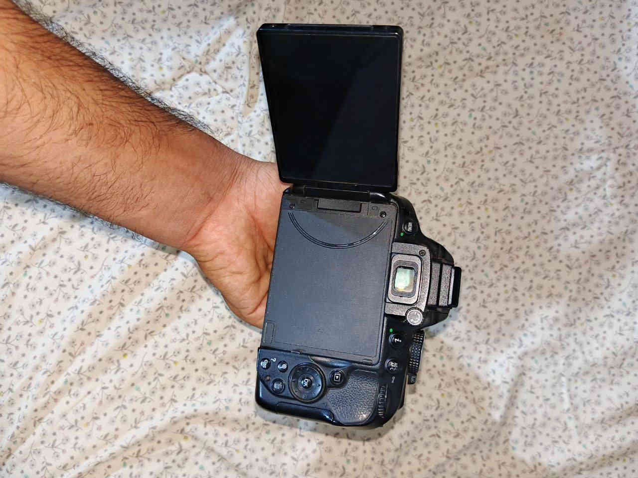 كاميرا نيكون 5300D جديدة شرط الفحص يجي وياها
هود

بطارية

شاحنه

حزام 

كيبل نقل تايبسي

اضاءة جلسات تصوير فيديو

جنطة كتف

رام 32 

السعر 350 الف وتوصيل موجود
***********
