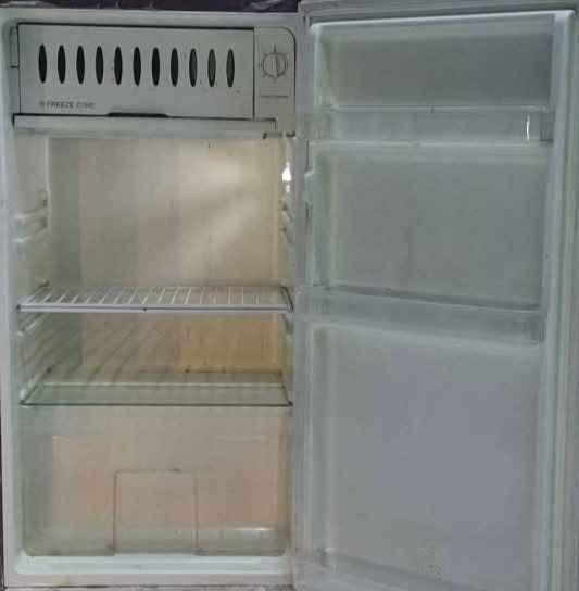 ثلاجة مكتبية صغيره نوع سامسونج شغاله ونظيفة للاستفسار خاص او واتساب *********** النجف, العراق
