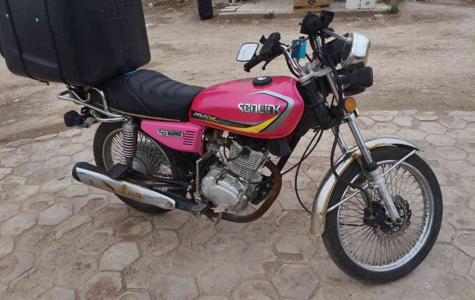 السلام عليكم للبيع دراجة سونك موديل 2023 اللون وردي محرك ما مفتوح خمس اوراق اصولي دراجة نظيفة  خير من الله  العنوان واسط الصويرة ناحية سيد الشهداء ( المزرعة ) ما متواجد على الخاص للاستفسار الرقم ***********
