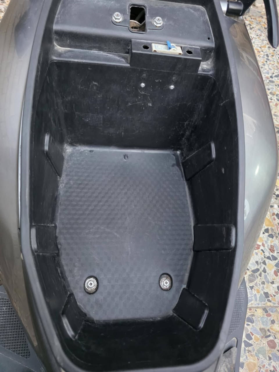 دراجة شحن
بطاريات مبدلهة قبل اسبوع نوع "ولي" مدى 60 كيلو.
ضرر تريشة و جاملغ امامي مثل ما موضح بل صور.
العداد سرعة ما مضبوطة.
ملف 1500 .
سرعة 80 حقيقي .
السعر 550 وبيهة مجال.
للأستفسار.خاص


**إذا كنت صاحب هذا الإعلان وتريد حذفه لأي سبب، رجاءا أرسل رسالة إلى الدعم الفني**