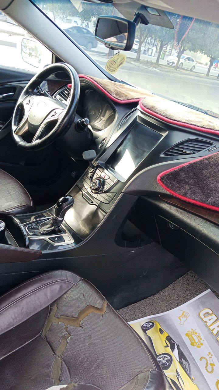 سلام عليكم ازيرا 2014 خليجي محرك 3000 لا تنقيص ولا تبخير ماشيه 210 الف  بانوراما وتبريد قطعتين وثلاجه بالجكمجه وكشنات جلد وحساسات خلفيه ومرايات شفط وكشنات كهرباء وبصمه تشغيل ودخول ذكي وتحكمات ستيرن  وبيها برده خلفيه وبردات ثنين بالكشن الخلفي وبيها اناره لد على طول السياره وتتحكم بيها بالتلفون والسياره مشدودلها لايتات زنون  ومسويلها ادامه كامله للمحرك نوزلات وبلكات ومجاول والدهن كله اصلي وما متعوبه السياره بس البنيد مصبوغ والجاملغ الي عكس السايق  مصبوغ والسياره كلش نظيفه اي نقص مابيها وشادلها كامره تسلا وعازل شفاف حراري لكل الجامات والسياره اي نقص مابيها ولا كلوب بالدشبول مشتغل صدر مسوي جديد ومنظومه تبريد هذا الموسم شديته والسياره رقمها بغداد الجديد وهزه جديده رايدها ب130 وبيها مجال  بسيط للطيبين وهذا رقمي *********** ومكاني بغداد حي الجهاد واعتذر على الاطاله
