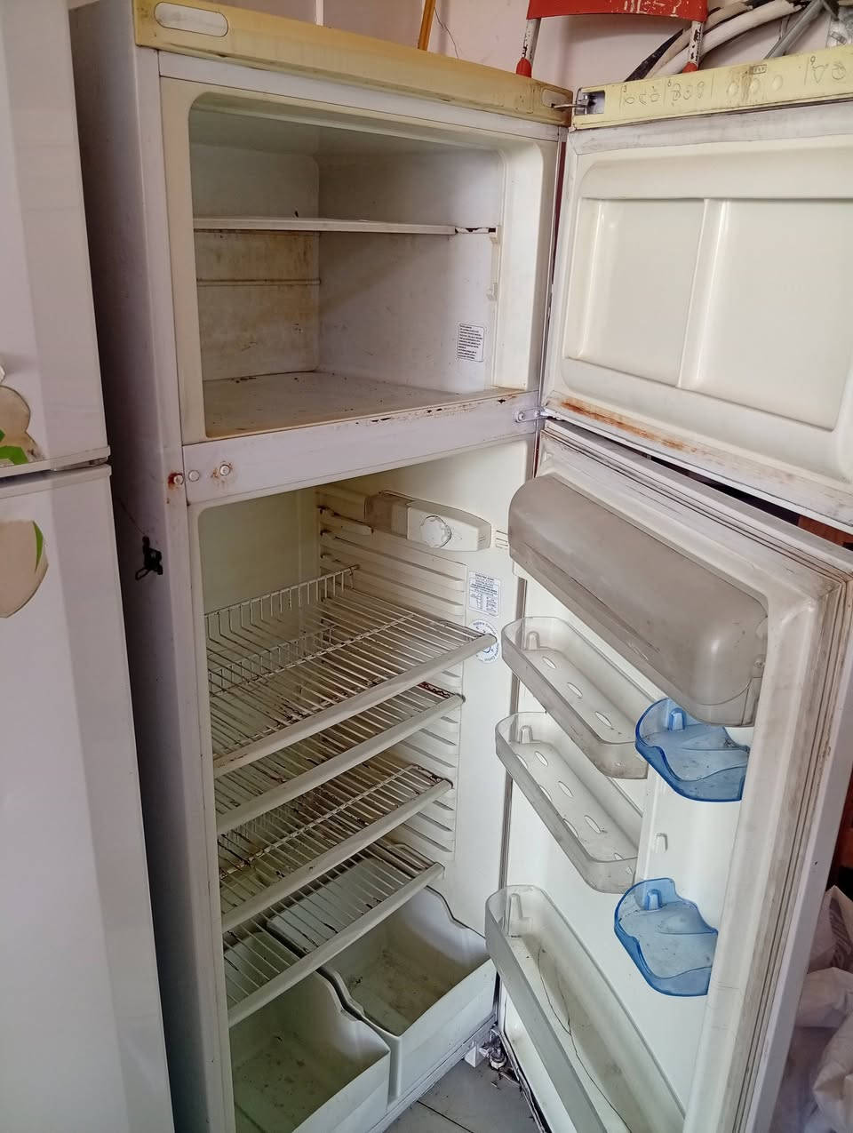 للبيع
مجمدة شرط شغل كونكورد حجم جبير 
ثلاجة شرط شغل حجم 20 
للتواصل خاص او عبر الرقم ***********
