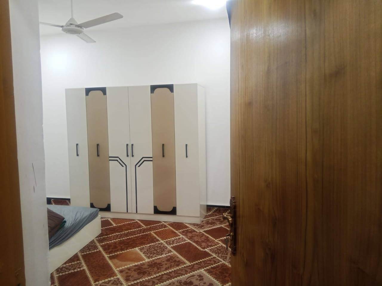 السلام عليكم
مكتب بركات الزهراء للعقار
وجود دار في شارع بيت غضيب
مساحه ١٢٥ متر
مكونات الدار //استقبال ومطبخ وغرفه نوم وصاله ومجموعة صحيات داخليه وخارجه
السعر //65وقابل للتفاوض
للاستفسار مراجعة المكتب قرب الجامع الأصفر مقابيل عامر الشمري للسيراميك
اتصال //***********
