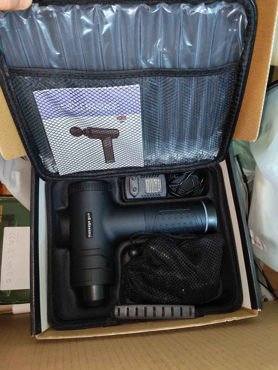 هذا جهاز التدليك العضلات بطريقة سريعة وقوية عن طريق الاهتزاز.
شلون يشتغل؟
الجهاز يطلع اهتزازات (نقرات سريعة) تخترق العضلة، وهذا يساعد على:
تخفيف الشد والتعب
تنشيط الدورة الدموية
إرخاء العضلات
القطع (الرؤوس) اللي وياه بالصورة:
🔵 الكورة: للمناطق الكبيرة مثل الفخذ والظهر
🔶 المسطح: للعضلات العامة بكل الجسم
🔹 الشوكة (شكل U): للرقبة أو العمود الفقري (بدون ضغط مباشر على العظم)
🔸 الرأس الصغير: لنقاط الألم المحددة
🔘 رأس فيه نتوءات: لتحفيز قوي وتنشيط الدم
فوائده:
يخفف ألم العضلات بعد التعب أو الرياضة
يساعد على الاسترخاء والنوم
يقلل التشنجات
يحسن مرونة الجسم
ينشط الدورة الدموية
شلون تستخدمينه؟
شغّلي الجهاز واختاري سرعة خفيفة بالبداية
خلي الرأس على العضلة (مو على العظم)
حركيه ببطء على المكان
كل منطقة من 30 ثانية إلى دقيقتين كافي
انتبهي لهالنقاط:
لا تستخدمينه على العظم مباشرة
لا تضغطين بقوة، خليه هو يشتغل وحده راح تلاحظين باسترخاء وراحه مو طبيعيه
سعره 25 بس


**إذا كنت صاحب هذا الإعلان وتريد حذفه لأي سبب، رجاءا أرسل رسالة إلى الدعم الفني**