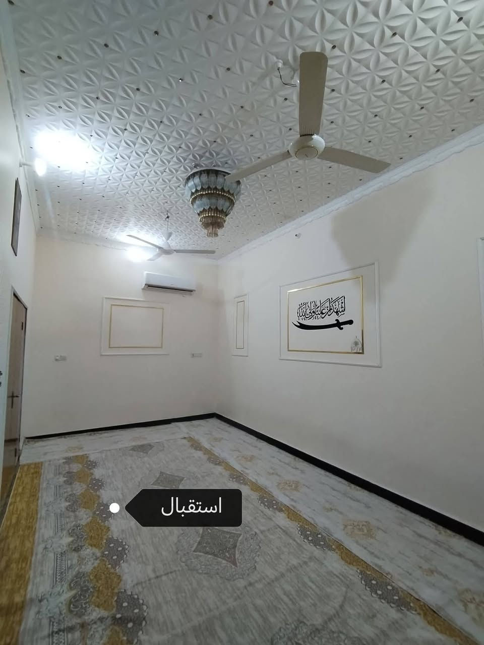 دار للبيع في حي العسكري طابقين مساحة 200 متر  50 متر عن الشارع العام الموقع علئ ساحة المكان خلف مجمع سيد اثير
يتكون من استقبال
غرف عدد4
صحيات داخليه خارجيه
مطبخ كبير حار وبارد
مناور عدد 2
صاله + هول
طارمه كبيره
مكان البيت كلش مرتب وقريب علئ الشارع
للتواصل ***********
