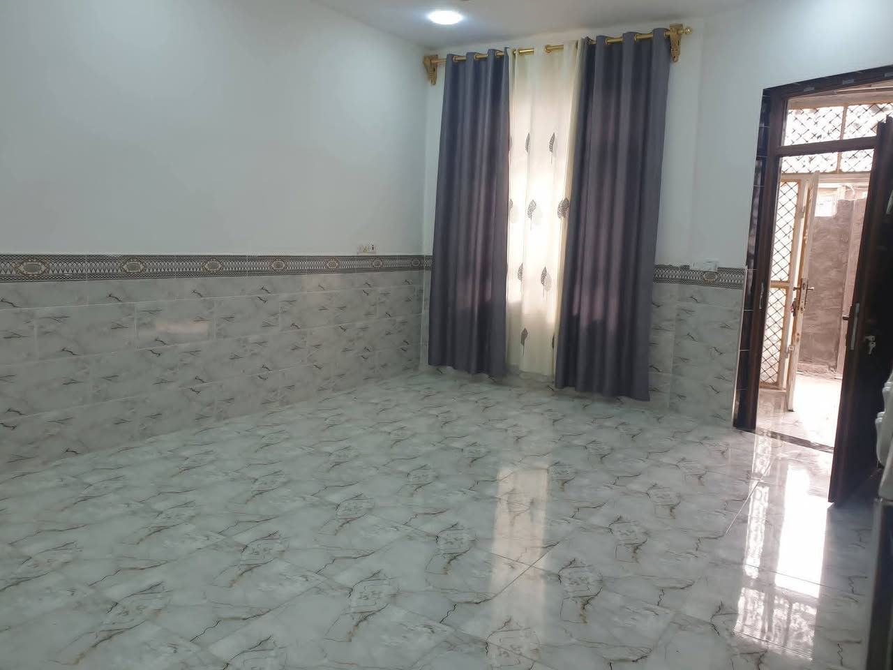 ألسلام عليكم
بيت طابو للبيع
قرب مركز اسنان الجديد
مساحه البيت 250متر
يتكون لبيت من طابق واحد
بناء جديد
ديوان /كندور /غرافتين /هول /مطبخ حار بارد/صحيات داخليه خارجيه
البيت ملبوخ كامل
السعر خاص
للاستفسار على رقم *********** 
.
