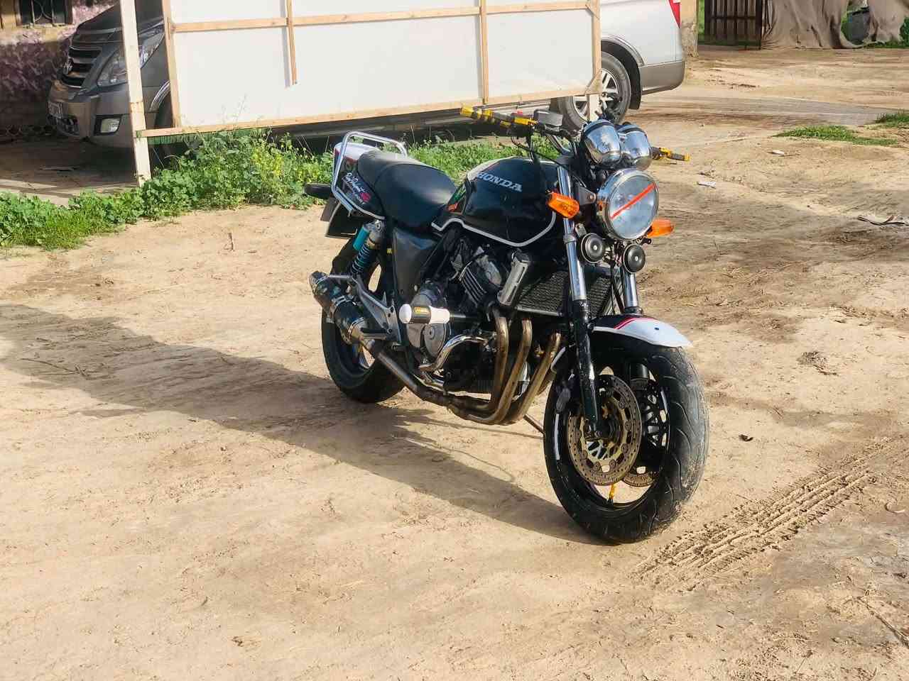 السلام عليكم. CB400
جيل اول (١٦)ولف. دراجه مصبوغه. مكينه وگير خير من الله. ناعمه تخبل كابريتر عليهن ادامه. والدراجه عليها ادامه كامله دسكات بلكات اشاير جدد. دشبول گصه. سيم سرعه لايت زينون. حساس ستاند شغال حساس مروحه حساس دهن. حساس التبويش.  حساس بريك. 

زنجيل بكرات تايرات جدد. معدله بكرات سرعه ١٨٠.وقابل للزياده. 

دراجه مال جناي متعوب عليها ربع متخسر عليها. اوراق كامله گمرگ مدفوع. السعر خاص سعرها كلش حلو  مكان بابل القاسم. ***********‪

