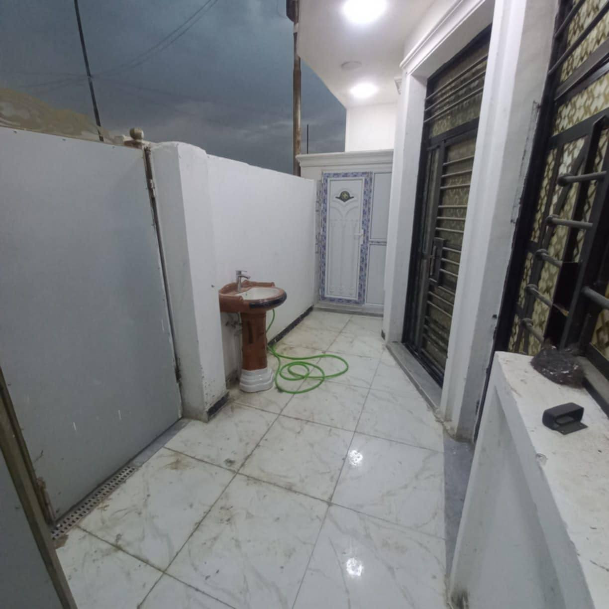 بيت ١٠٠م طابقين يحتوي على٤ غرف نوم مع استقبال ومطبخ مدخلين درجة أولى الموقع خط النفط مقابل شركة الحسن كامل الخدمات بسعر مناسب 
رقم الهاتف : ***********
