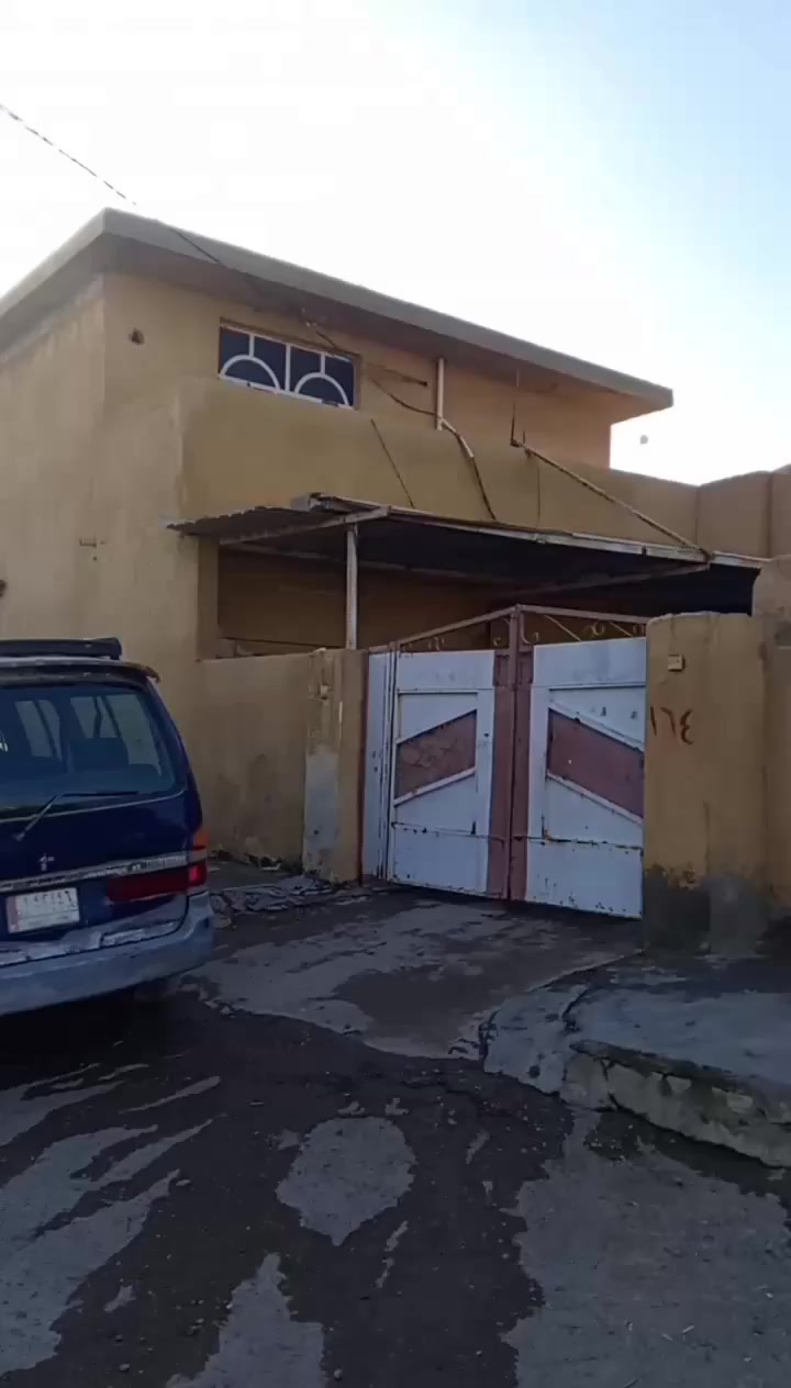 السلام عليكم بيت البيع المساحه 400 قريب عله سوك التاجي قرب مدرسه السرور ابتدائي ومتوسط خدمات مي كهرباء مولد سحب سواق قريبه سعره 37 وبي مجال زراعي *********** #***********
