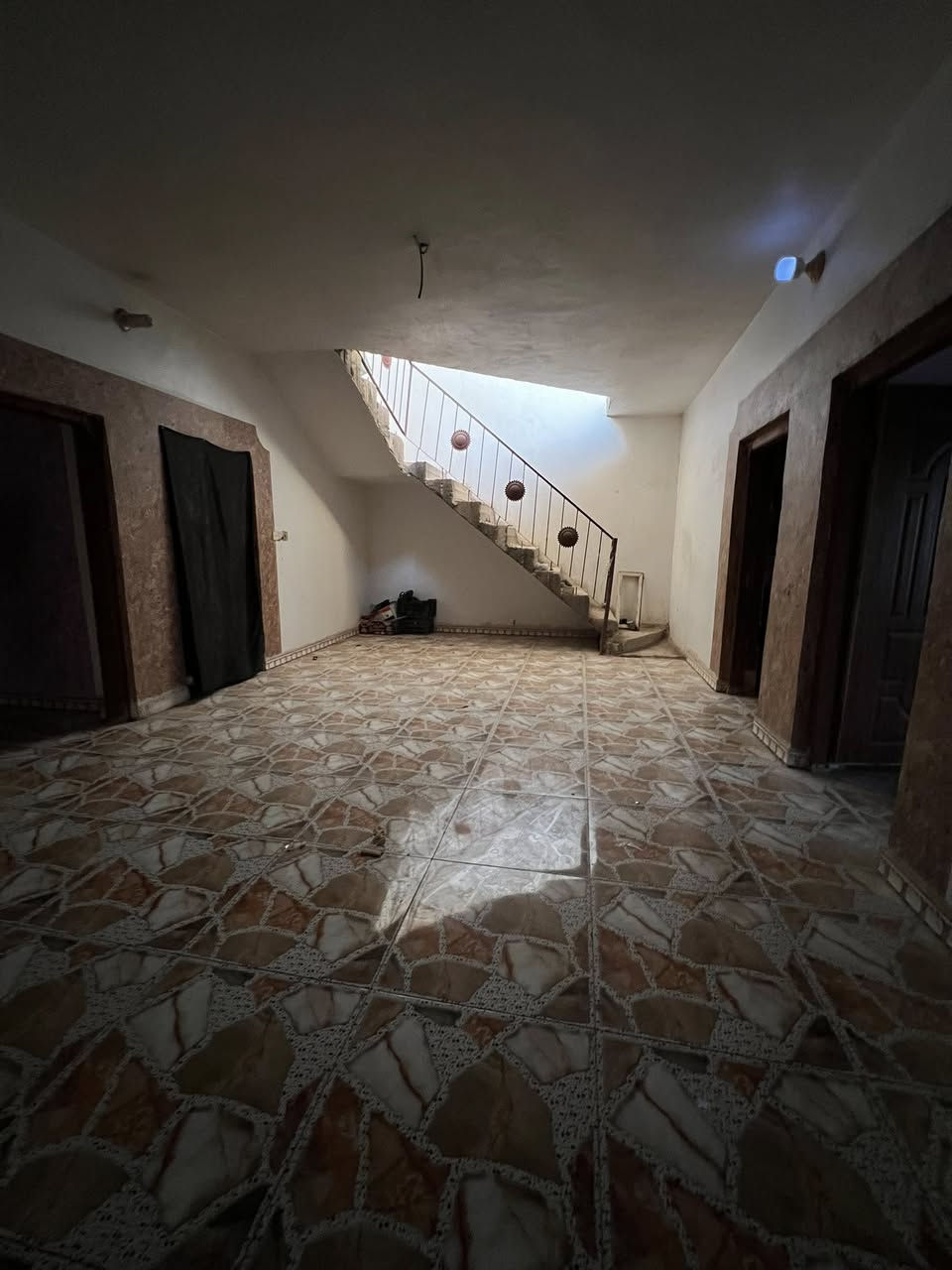 🏡 دار سكني للبيع – طابو صرف
📍 واسط – النعمانية
📐 المساحة: 200 م²
⭐ موقع مميز

🔹 6 غرف نوم
🔹 غرفتان في الطابق الأرضي
🔹 4 غرف في الطابق العلوي
🔹 مناسب للعوائل الكبيرة

للاستفسار والاتصال:
📞 ***********

العمدة للعقار
عماد الشمري

