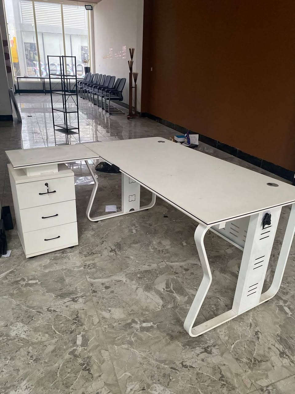 ميز مكتبي قطعتين  مستخدم قليل 
نظيف جدا جدا  القياسات 90*180  السعر 175 الف 
حي الشرطة 
***********
