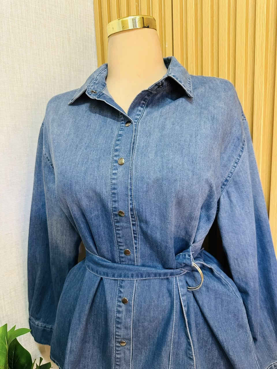 #قميص نسائي جينز 💙
قطعه تجنن 🫡
يجي وياها حزام يخصر الجسم 
قياس فري سايز يلبس من وزن 60 الى وزن 95 

خامه جينز صيفي تركي 🫡

🫰🏻⤵️

للحجز والاستفسار يرجى مراسله الصفحه
رقم هاتف واتساب ***********
توصيل بسماية 1000
بغداد 5000
محافضات 6000
يوجد دفع عن طريق الماستر كارد ✅💵
