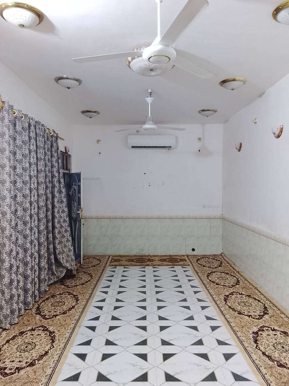 *🏡  بيت ركن للبيع بالشامية 🏡*
*الموقع*: قضاء الشامية - حي العسكري الغربي،(الرغيلة)  قرب المدارس الجديدة.  
*المميز*: البيت ركن على 3 شوارع، 

*التفاصيل:*
- *المساحة*: 200 متر.. طابو صرف  + فضلة مستلم وصل رسمي من البلدية
- *رقم العرصة*: 16/216 
- *البناء*: مكون من مشتملين المشتمل الثاني يحتاج ترميم اما الضاهر بالصور فقط المشتمل الاول. 
*السعر: 50 مليون دينار عراقي*  
*قابل للتفاوض بالمعقول * 💵

*للتواصل والاستفسار والمعاينة الإتصال على الرقم *: 
📞 ***********
